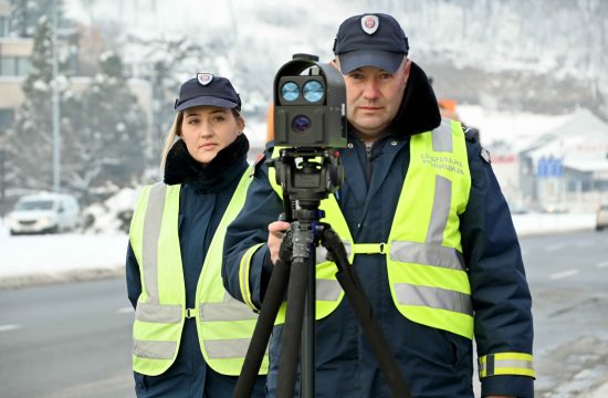 Saobracajna policija kontrola saobracaja sneg saobracajni policajac