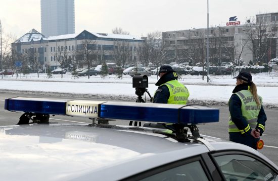 Saobracajna policija kontrola saobracaja sneg saobracajni policajac