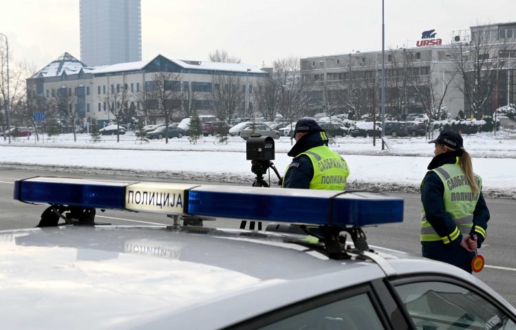 Saobracajna policija kontrola saobracaja sneg saobracajni policajac