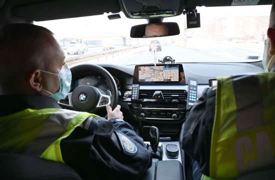 Saobracajna policija kontrola saobracaja sneg saobracajni policajac