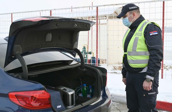 Saobracajna policija kontrola saobracaja sneg saobracajni policajac