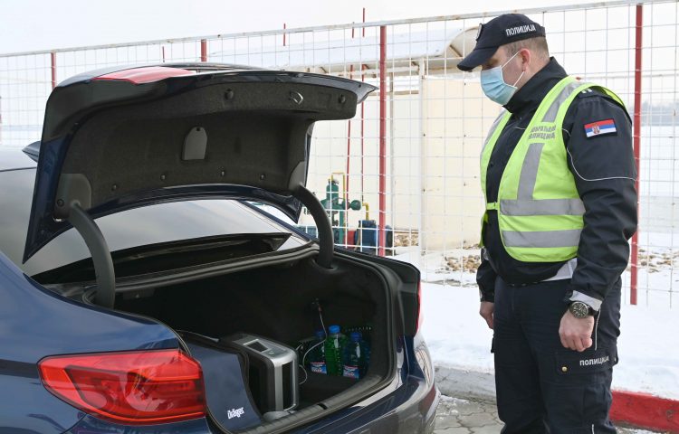 Saobracajna policija kontrola saobracaja sneg saobracajni policajac