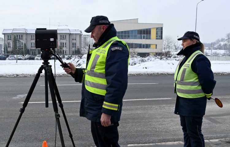 Saobracajna policija kontrola saobracaja sneg saobracajni policajac