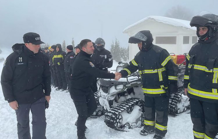 Vatrogasno spasilačka jedinica, trening, sneg, sektor za vanredne situacija, zima, spasavanje