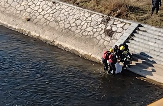 Policija, spasioci, telo pluta Nisavom, pokrivalica, Nisava