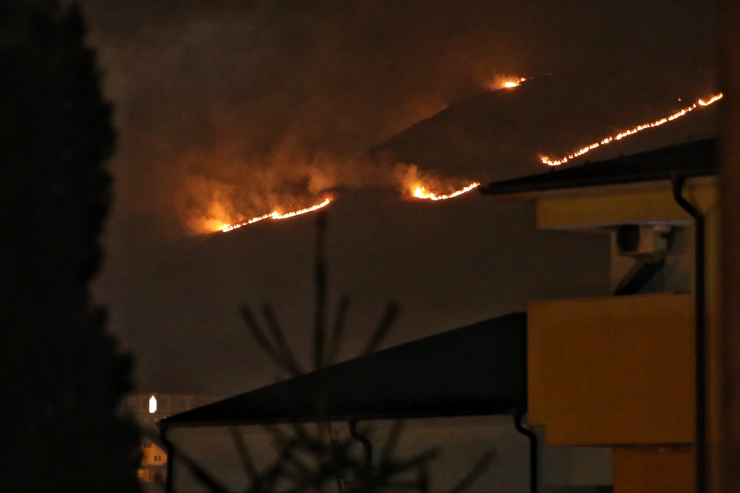 Požar, Paričko brdo iznad novopazarskog naselja Bukreš, naselje Bukreš, podmetnut požar, hronika