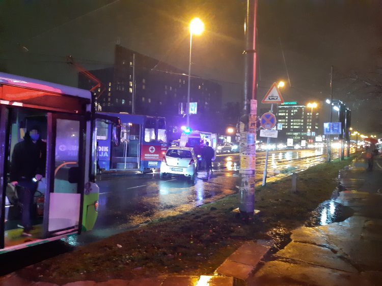 Novi Beograd, ugao Milentija Popovića i Bulevara Mihaila Pupina, tramvaj, saobraćajna nesreća, sudar, tramvaj i automobil