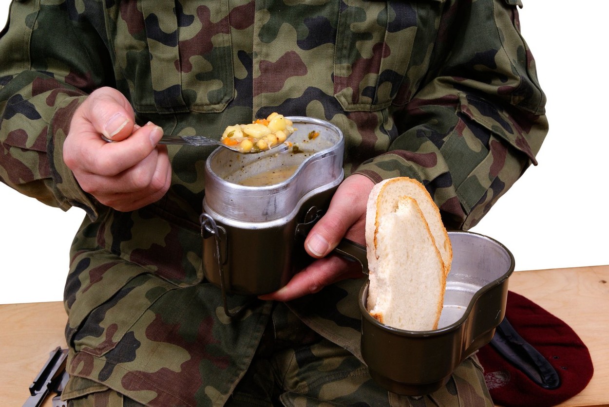Еда в армейском котелке
