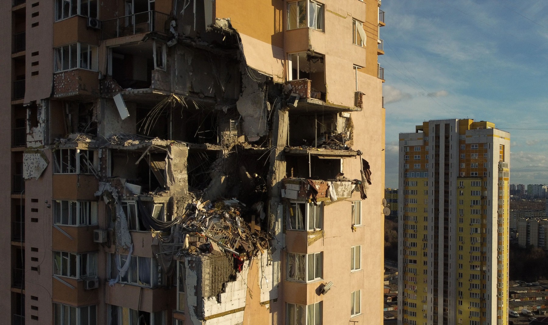 Ukrajina, Kijev, bombardovanje, stambena zgrada