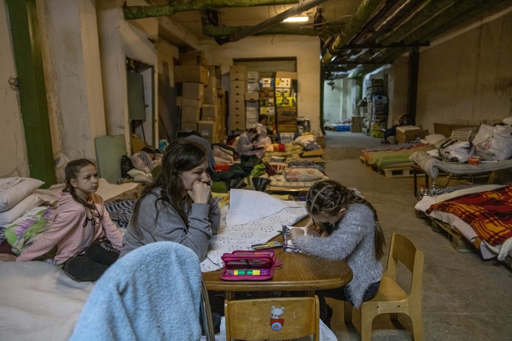 Ukrajina, Kijev, izbeglice u skloništu