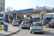 Novi Sad redovi na pumpi za gorivo benzin Foto: Nenad Mihajlovic