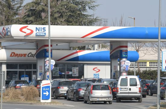 Novi Sad redovi na pumpi za gorivo benzin Foto: Nenad Mihajlovic