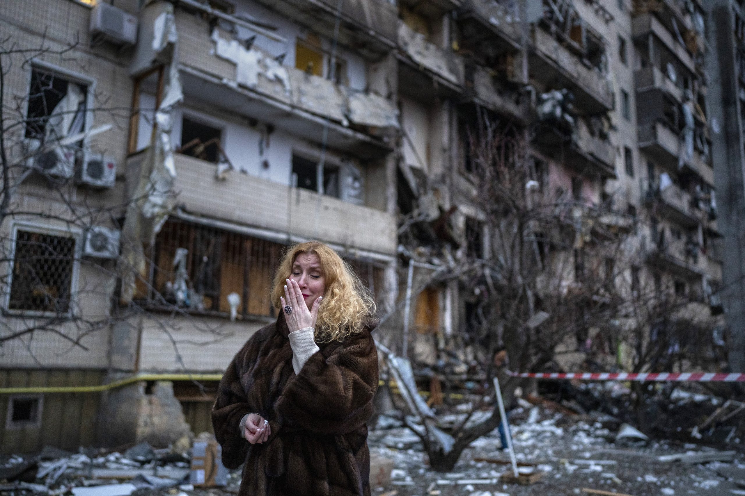 Natalija Sevrijukova pored zgrade u kojoj je živela u Kijevu FOTO: AP Photo/Emilio Morenatti