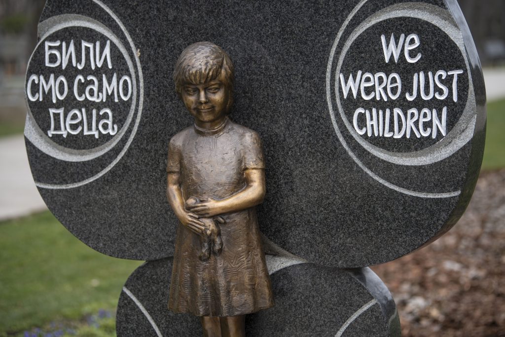 Bista devojčice Milice Rakić stradale tokom Nato bombardovanja 1999. Bili smo deca, mališani. Spomenik u parku, deca stradala tokom Nato agresije