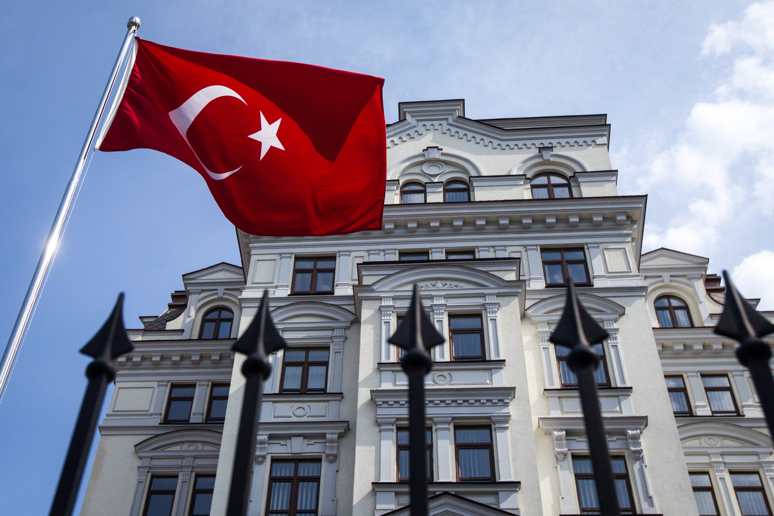 Ukrajina, Kijev, ambasada Turske u Kijevu, zgrada, zastava