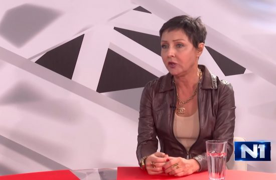 Jelena Milić: Od kritičara vlasti do poslušnika i ambasadora, prilog, emisija Među nama, Medju nama Nova S