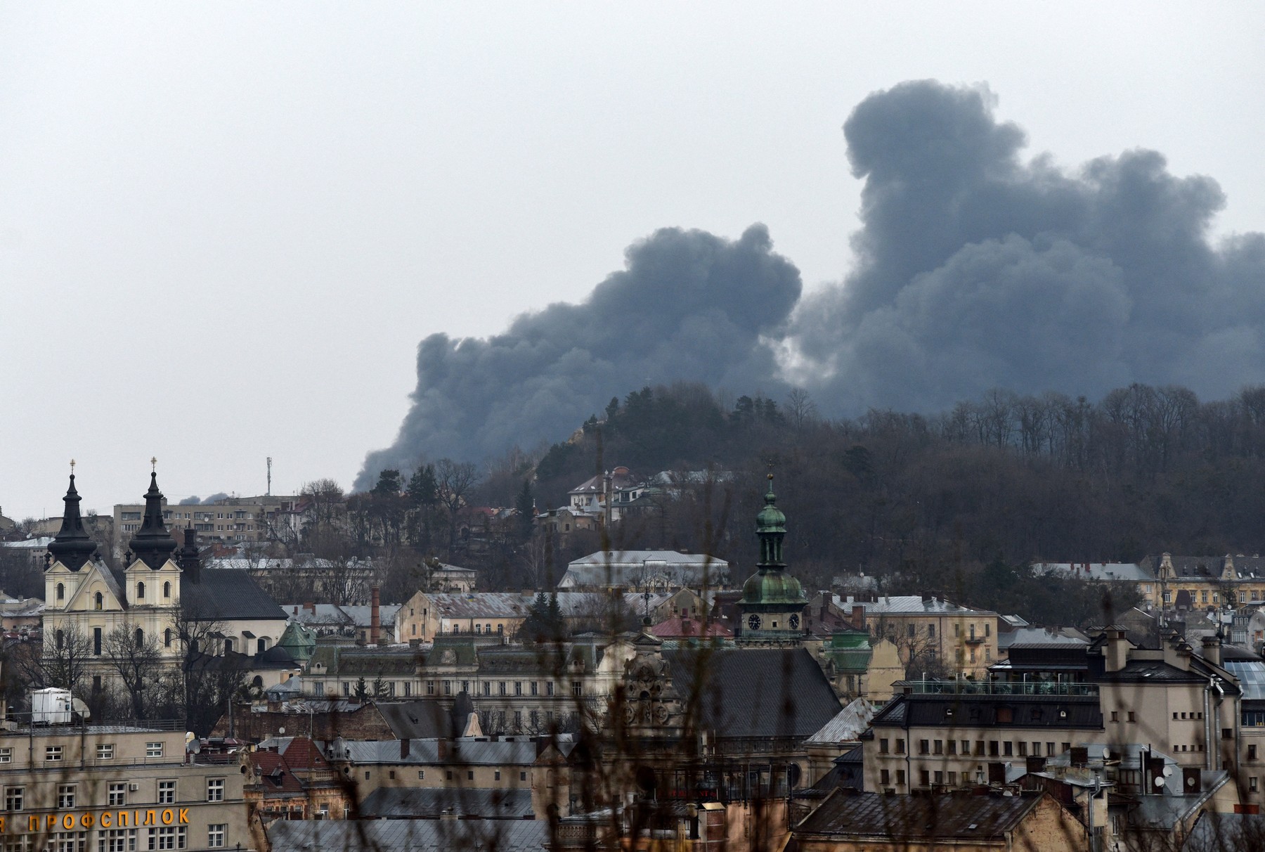 Lavov, Ukrajina, rat, napad, eksplozija, vatra, dim,