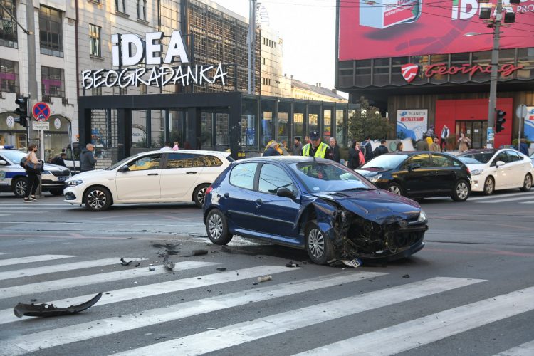 Saobraćajna nesreća, nezgoda, saobraćajka, SKC, raskrsnica Kralja Milana i Resavske