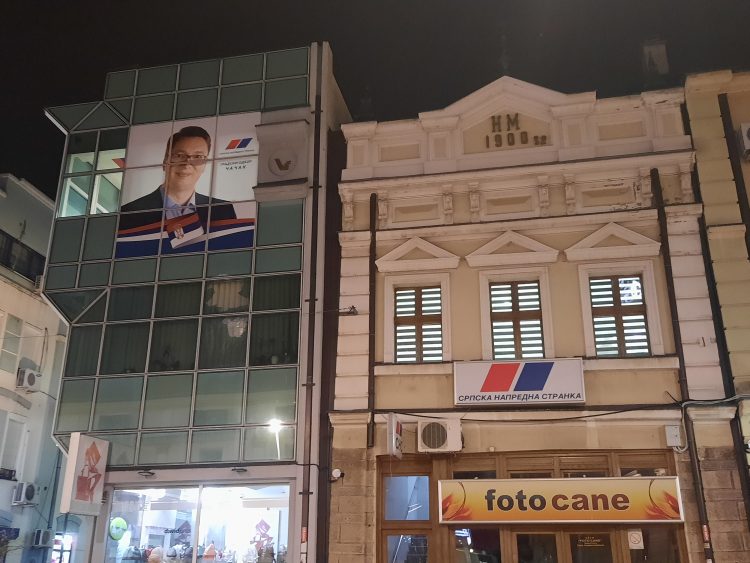 Čačak Izbori, glasanje, polomljen prozor, SNS, Srpska napredna stranka