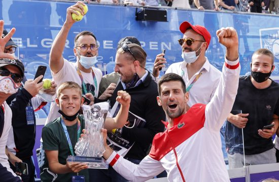 Novak Đoković sa osvojenom titulom 2021. godine u Beogradu