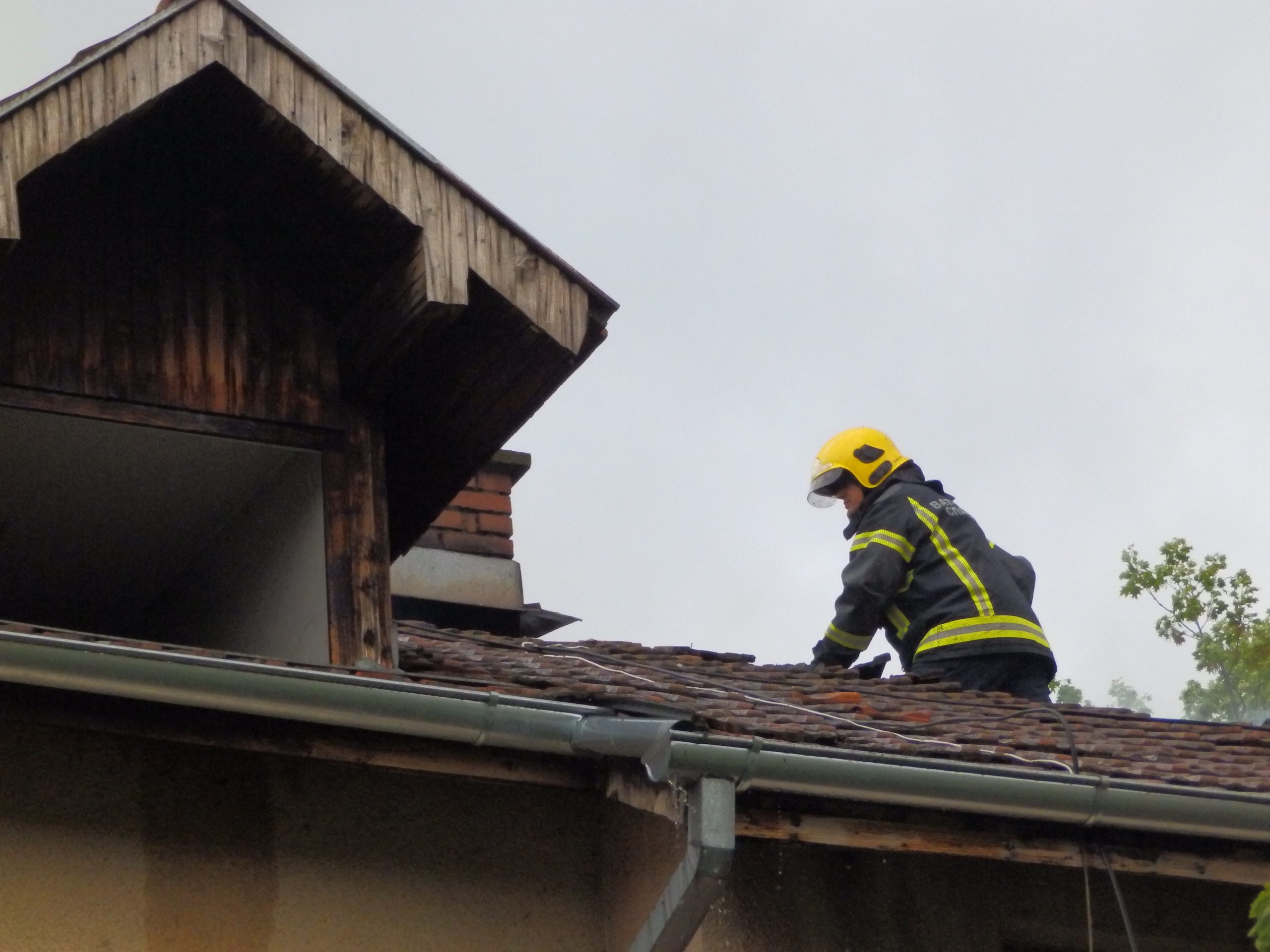 Kraljevo Požar u stambenoj zgradi u Kraljevu. Ulica Olge Jovičić, Gradska kolonija, centar Kraljeva, izgorela dva stana u potkrovlju zgrade, vatrogasci