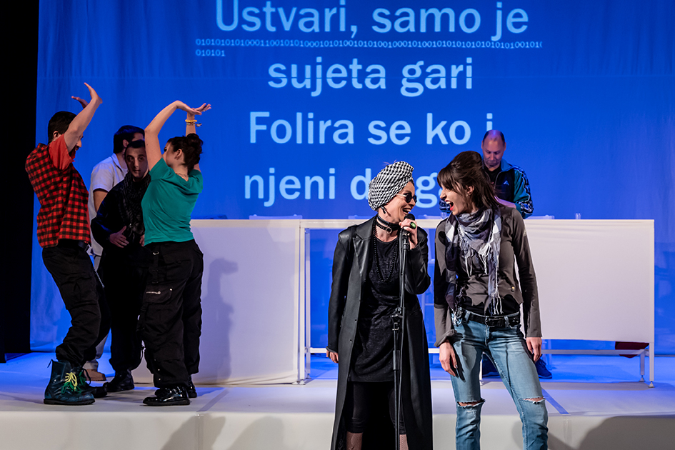Predstava Ljubav se nosi u tri Prvo prigradsko pozorište Puls teatar Lazarevac