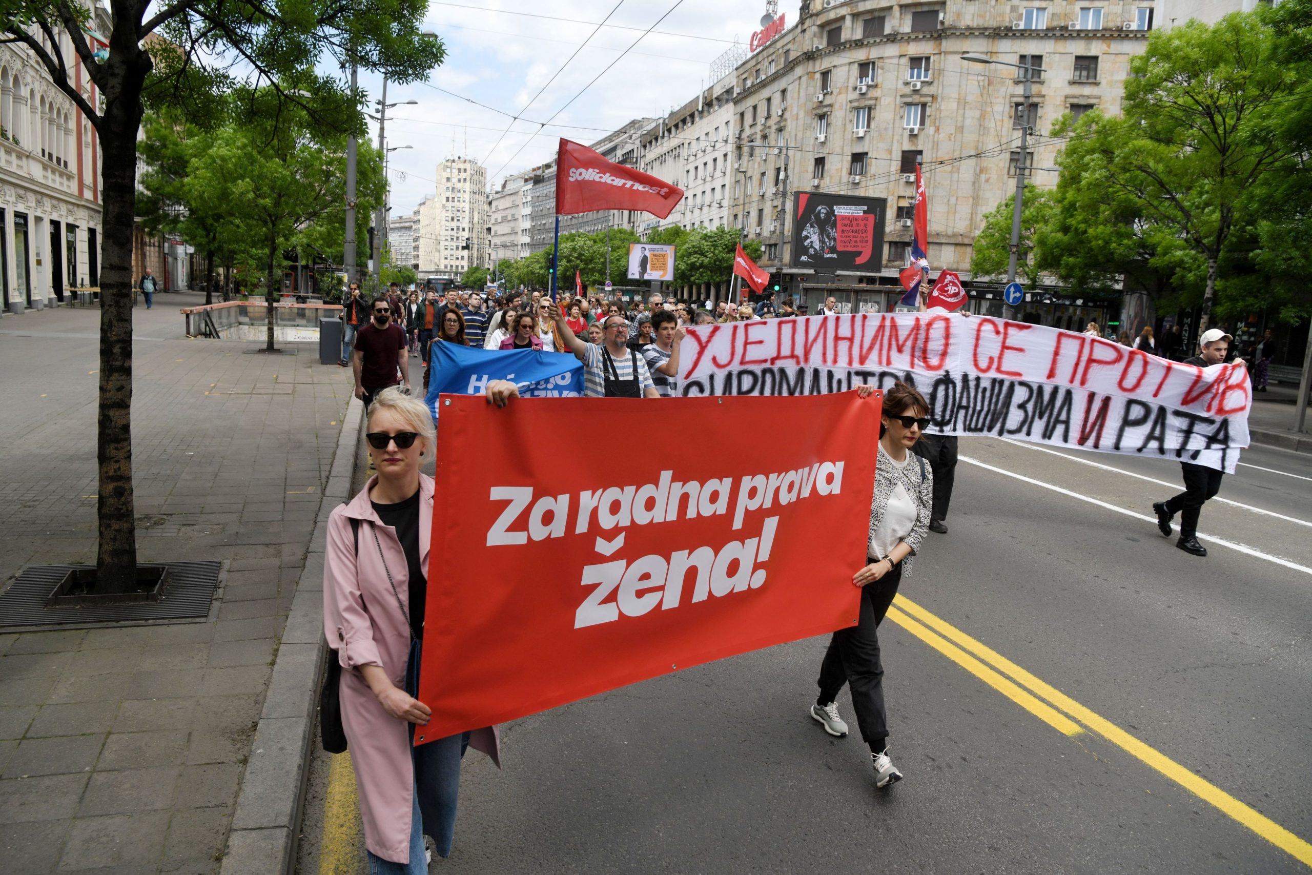 Protestna šetnja. Prvomajski protest koalicije Moramo na Trgu Nikole Pašića