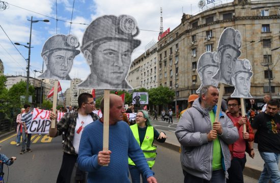 Protestna šetnja. Prvomajski protest koalicije Moramo na Trgu Nikole Pašića