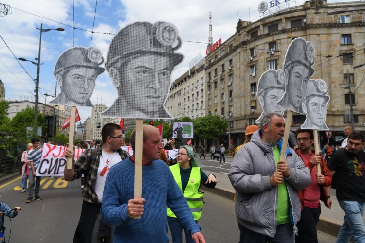 Protestna šetnja. Prvomajski protest koalicije Moramo na Trgu Nikole Pašića