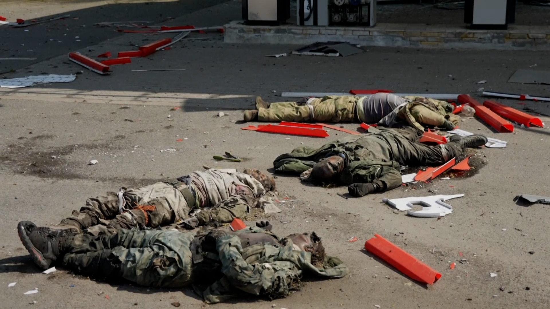 Ukrajinci skupljaju tela stradalih