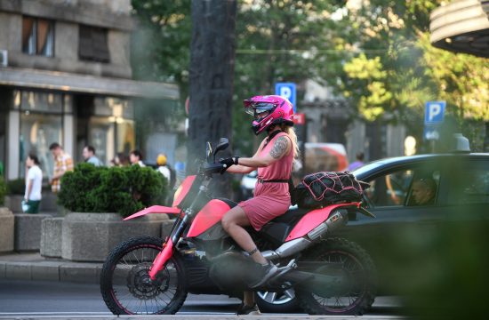 Žena, devojka na motoru. Roze devojka na roze motoru, lepo vreme, toplo vreme, sunčan dan