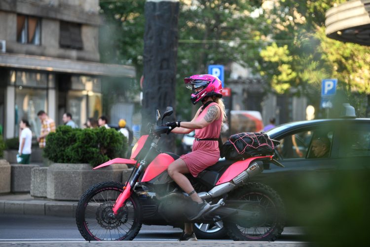 Žena, devojka na motoru. Roze devojka na roze motoru, lepo vreme, toplo vreme, sunčan dan
