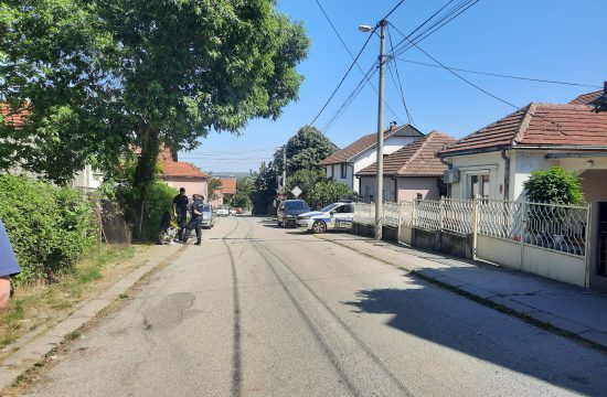 Kragujevac Pucnjava u domu, muž teško ranio suprugu, ženu, M.M. (35), nasilje u porodici, policija, uvidjaj, uviđaj, ulica u kojoj se dogodila tragedija