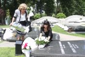 Šestogodišnji pomen glumcu Bati Živojinoviću na Novom groblju, u Aleji velikana, šest godina od smrti Bate Živojinovića