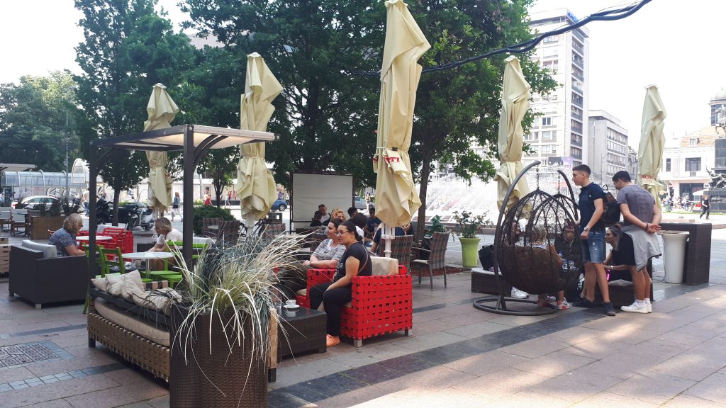 Ljudi sede u kafiću u Nišu, kafić, lepo vreme