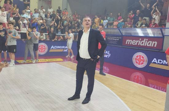 Dejan Radonjić sa osmehom nakon skandiranja navijača sa tribina