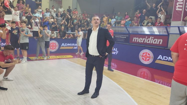 Dejan Radonjić sa osmehom nakon skandiranja navijača sa tribina