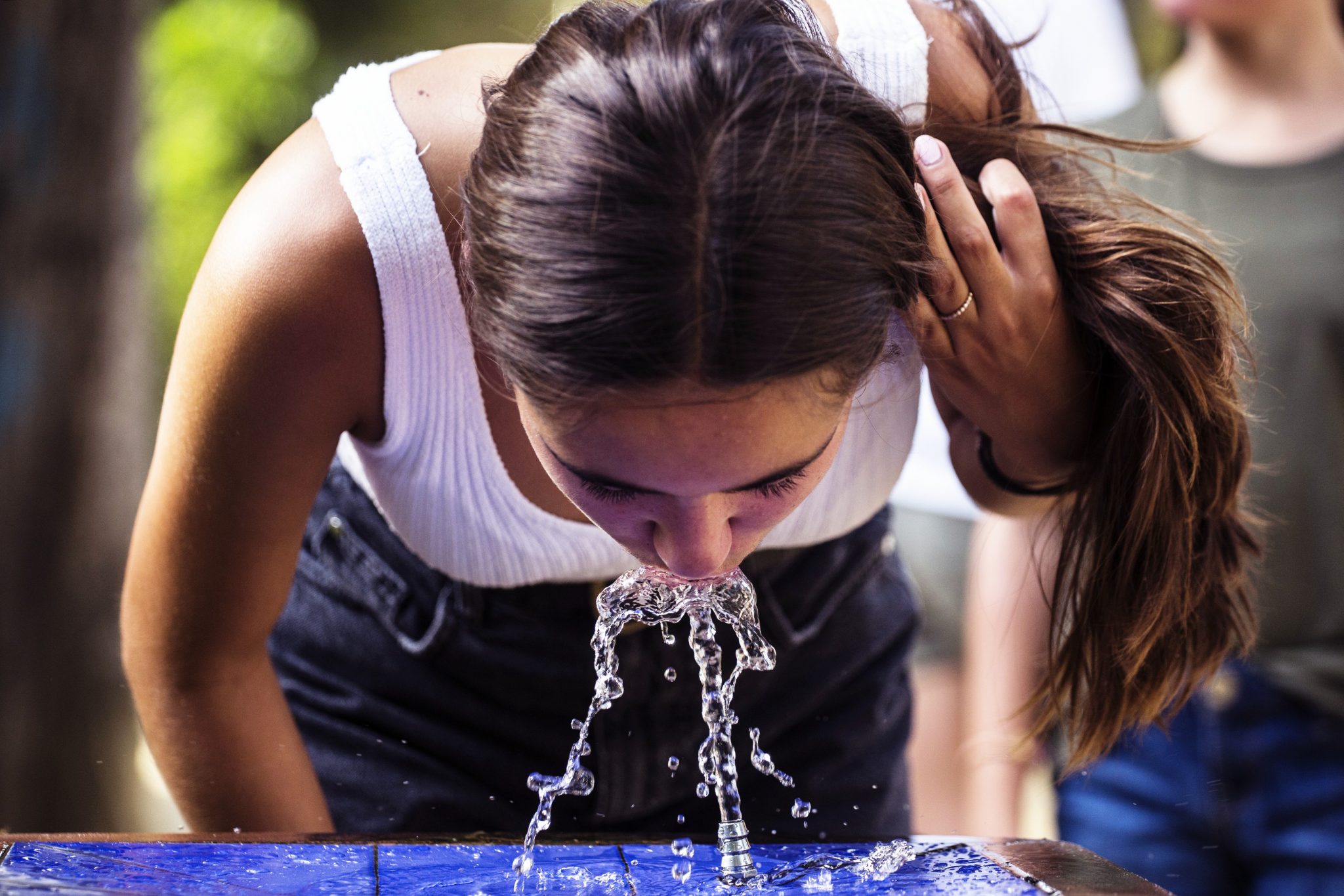 Почему плюется вода. Пьет из фонтанчика. Девушка пьет воду. Человек пьет воду из фонтанчика. Девочка пьет воду из фонтанчика.