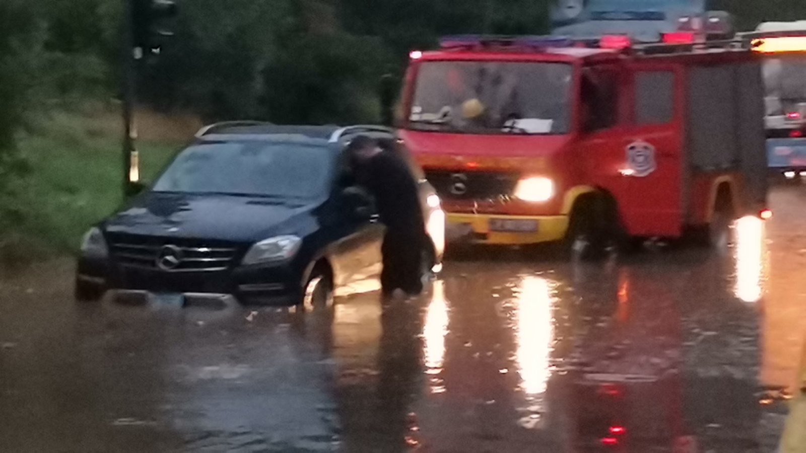 Niš Zaglavljen automobil na putu, posle velikog nevremena. Nevreme, kiša, pljusak, voda, automobil, auto, vatrogasci