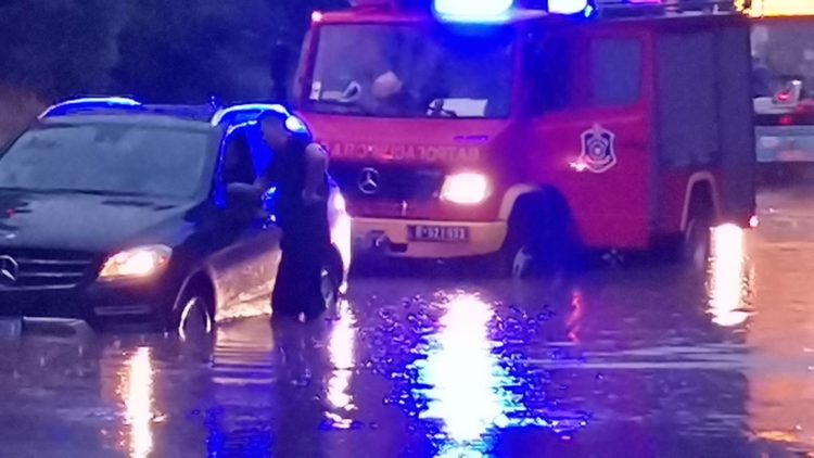 Niš Zaglavljen automobil na putu, posle velikog nevremena. Nevreme, kiša, pljusak, voda, automobil, auto, vatrogasci