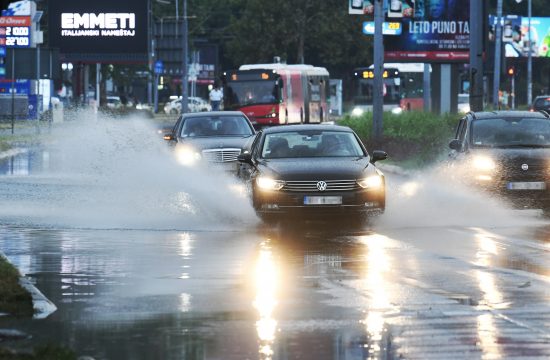 Nevreme, kiša, leto, letnja kiša, ulica pod vodom