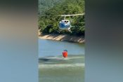 Helikopter uzima vodu kod Preševa