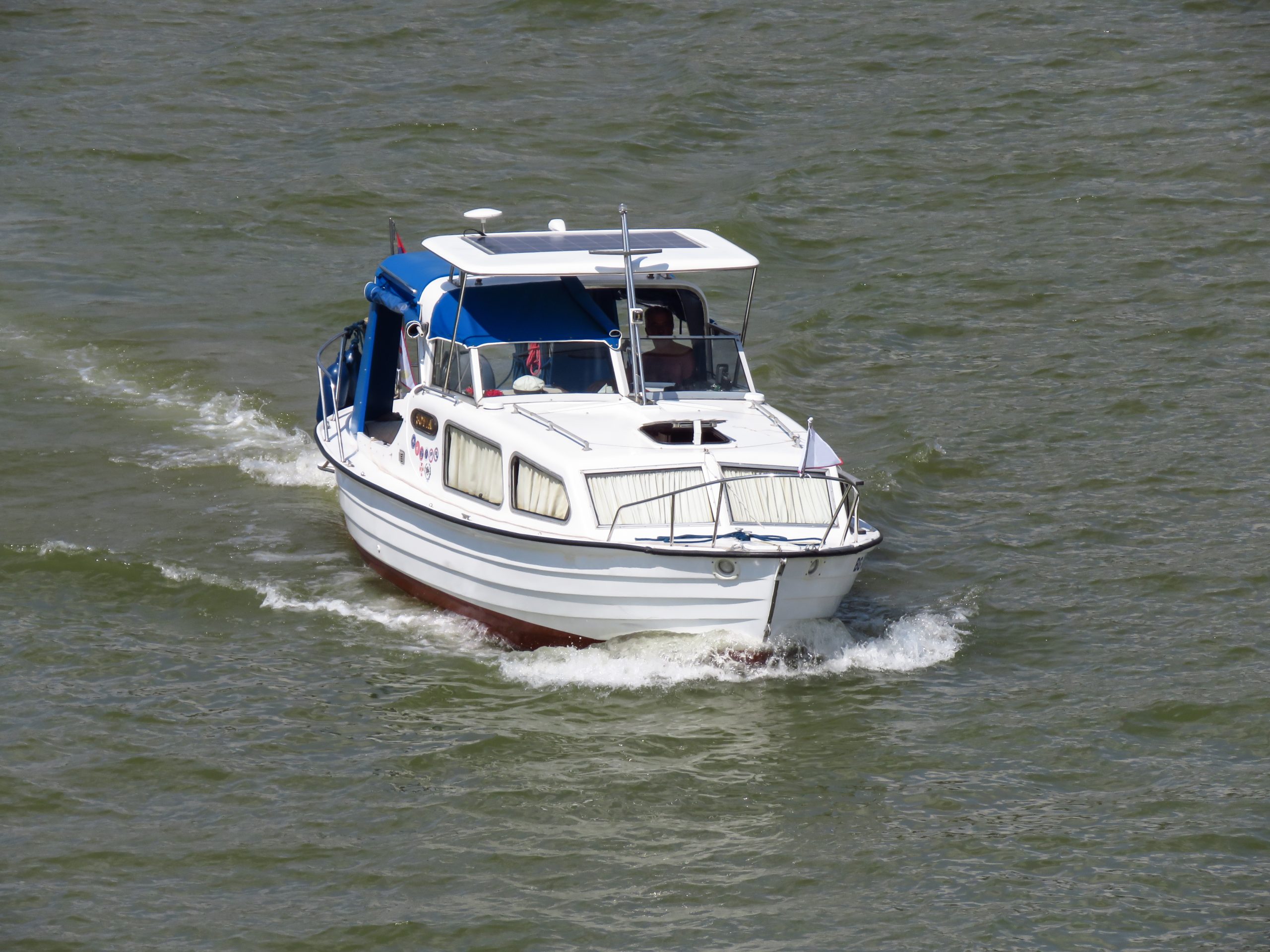 Prevrnuo se gliser na Skadarskom jezeru, spašene tri osobe