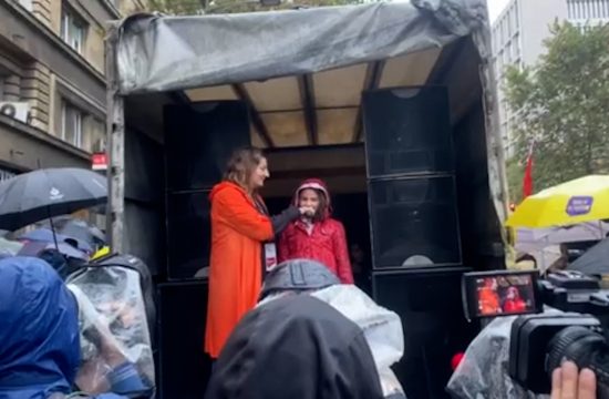 Ana aktivistkinja drži govor sa detetom