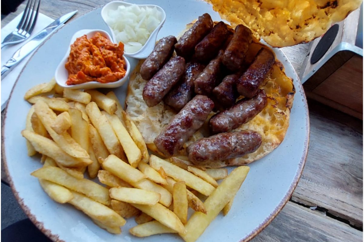 FOTO Srpski raj usred Londona, Englezi bockaju ćevape i piju naše pivo