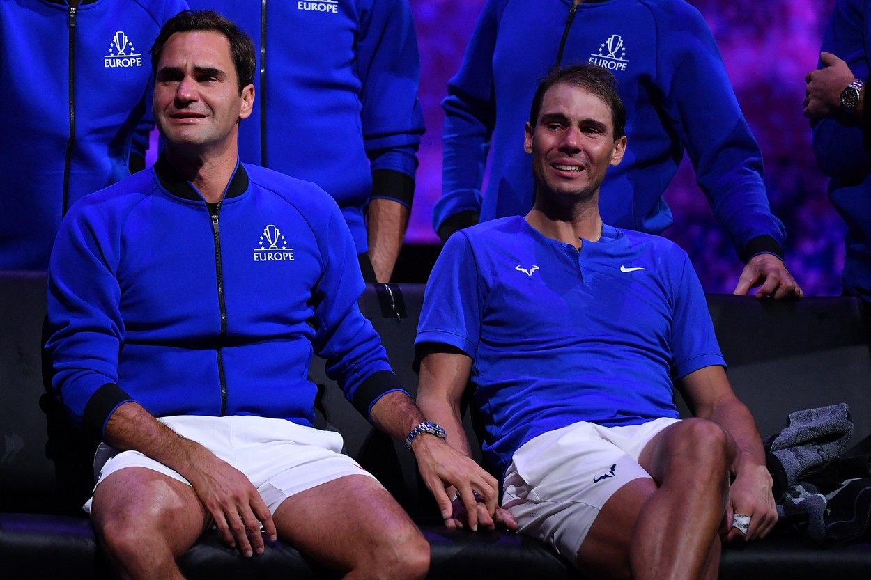 Rodžer Federer i Rafeal Nadal se drže za ruke