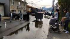Građani Mirijeva kontejnerima blokirali ulicu zbog izlivanja fekalija