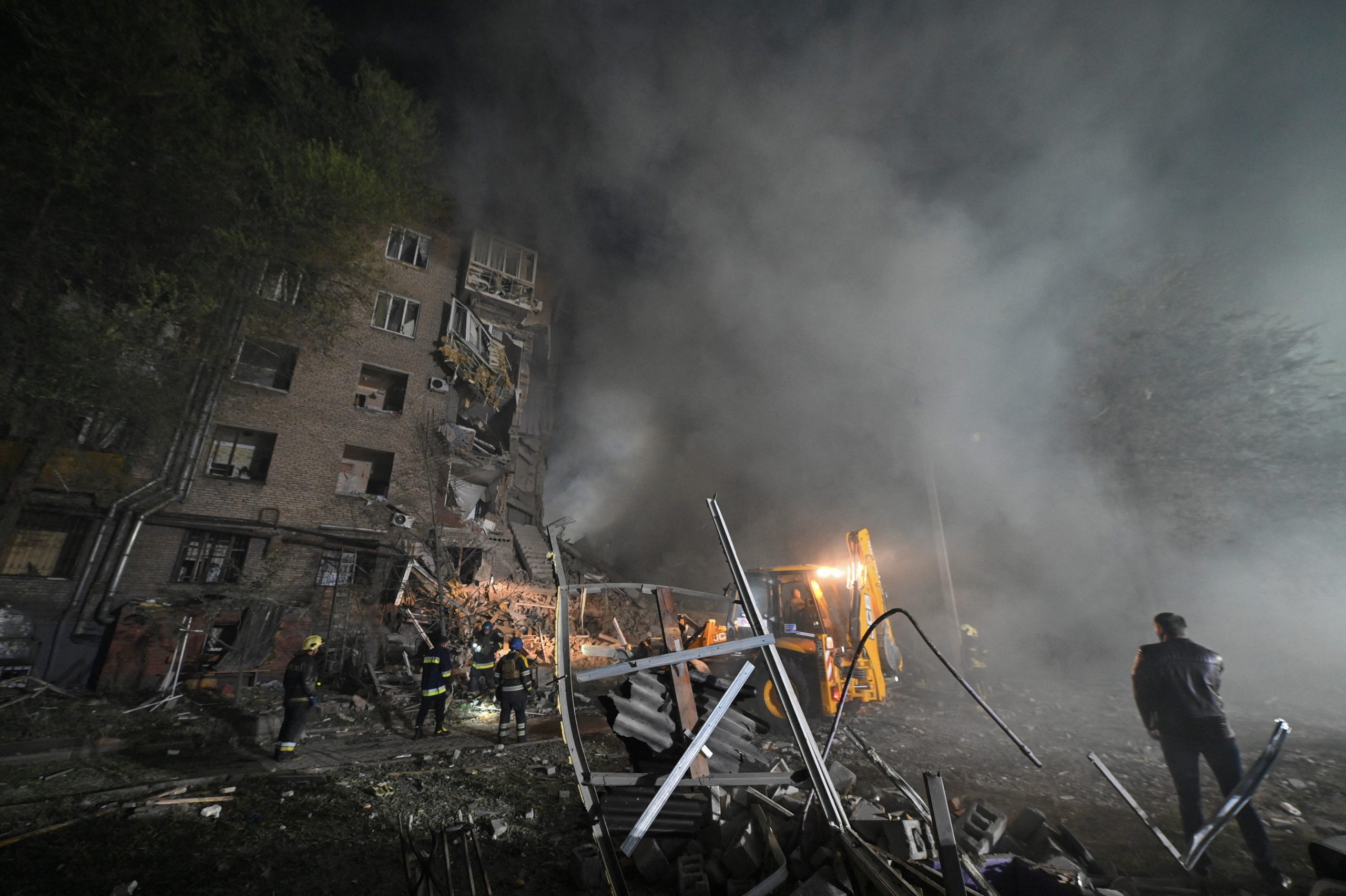Бомбят киев сегодня последние новости. Дом в Украине разбомбили.