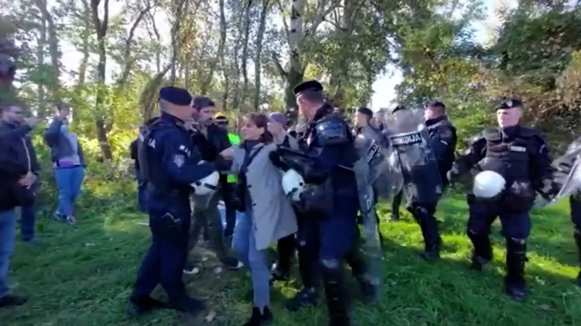 Napeto na Šodrošu: Policija se rve sa aktivistima, uhapšena jedna građanka
