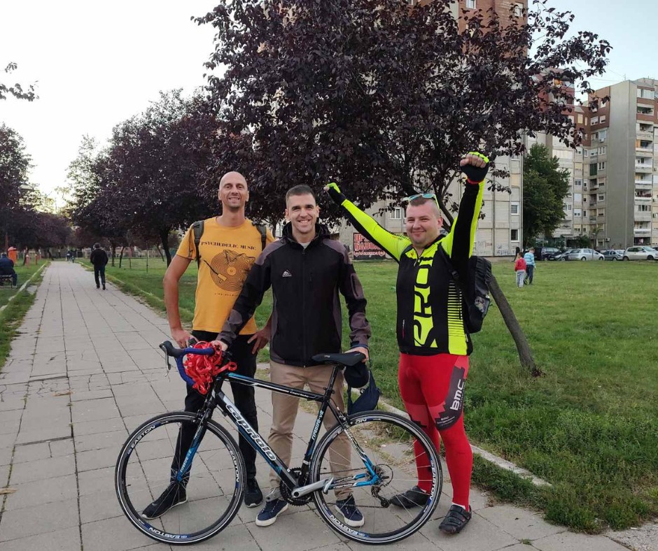 Isplivala hit fotka VIP lože u Mitrovici: Peli se na bicikl i